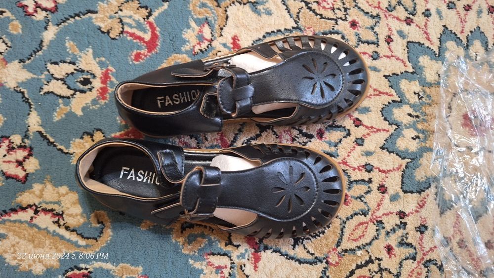 Продам сандалии и туфли для школы