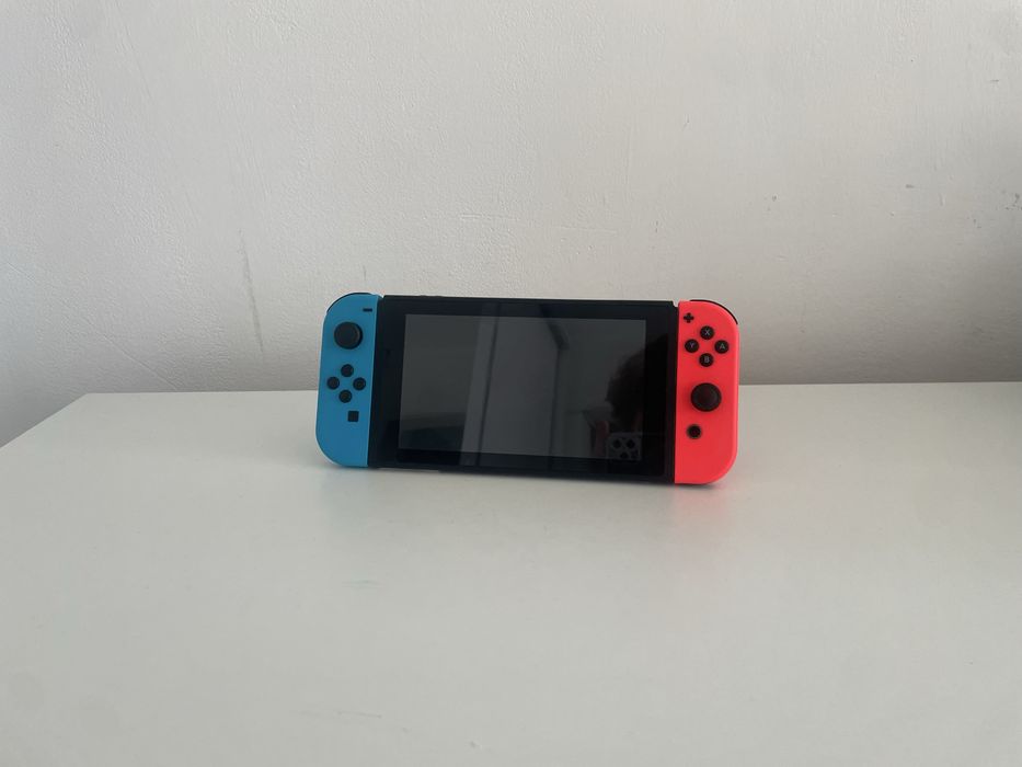 Consolă Nintendo Switch + 5 Jocuri Fizice (Pachet Complet)