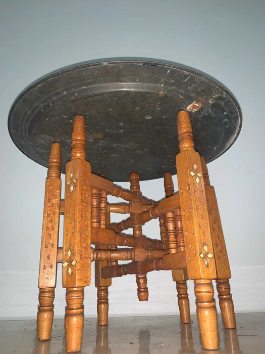 Masuta arabeasca cu blat alama gravata asezata pe suport de lemn