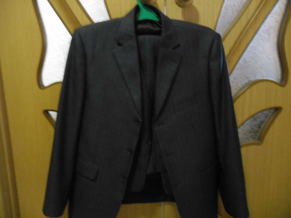 Продам костюм тройку 50 размера.