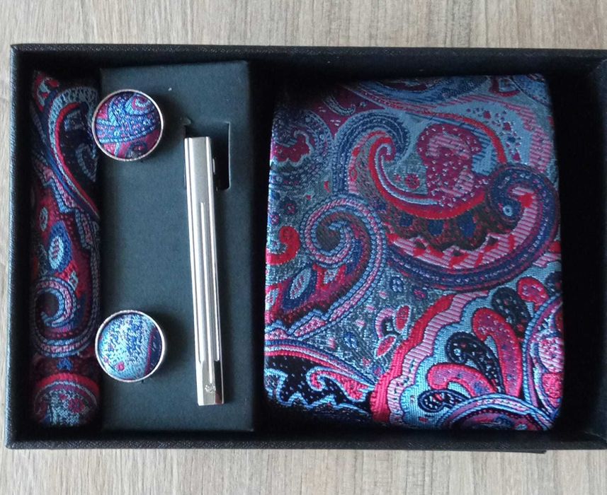 Set cadou pentru barbati (cravata + ac + butoni + batista)