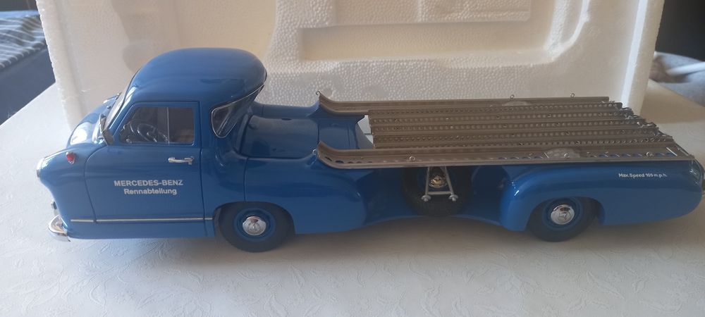 CMC Mercedes Benz  Renntransporter 1:18