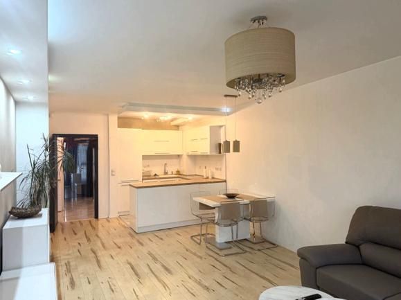 Дава се под наем Тристаен апартамент в София, Витоша - 95 кв.м за 749 € - Снимка #2
