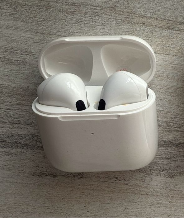 Продам AirPods.