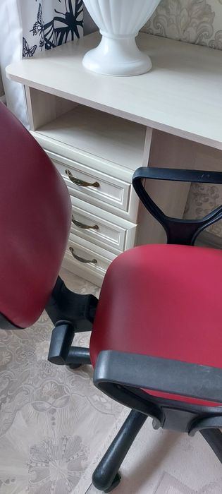 Продам письменный  стол с креслом