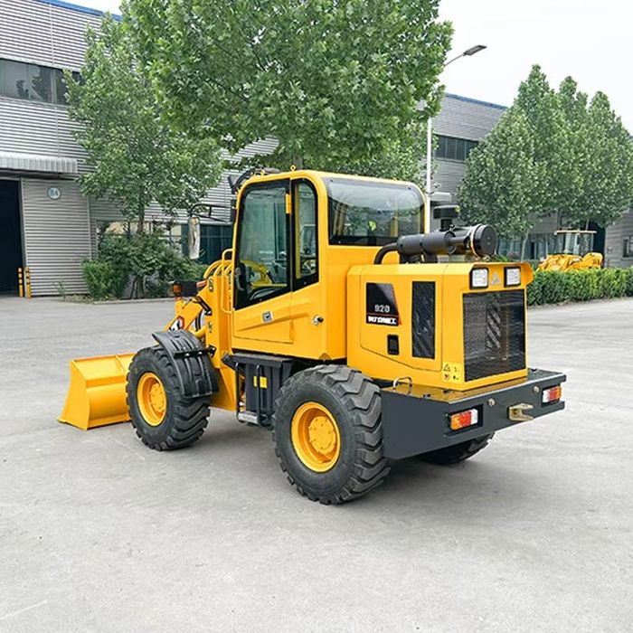 Фронтальный мини погрузчик с вилами