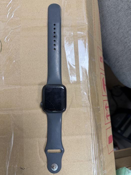 Продавам apple watch SE 44mm