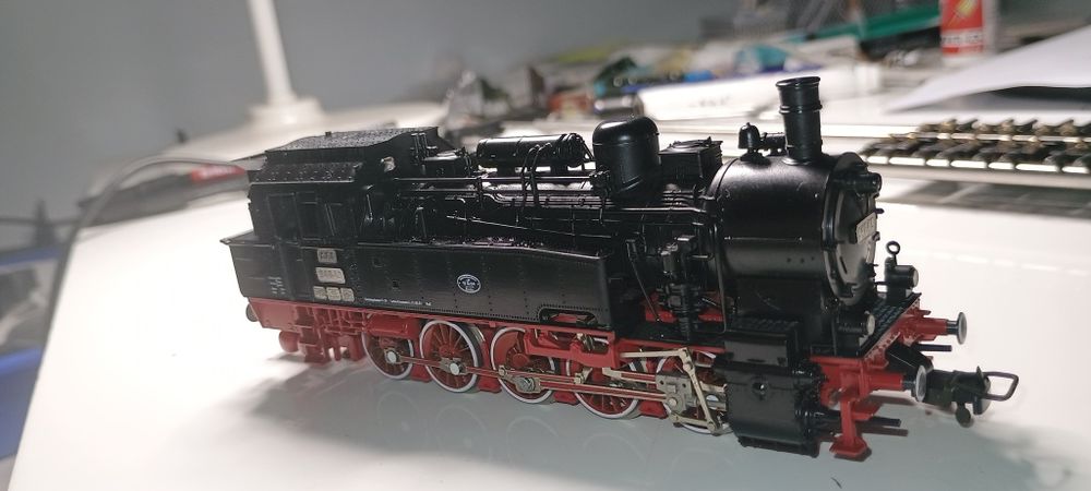 Locomotiva CFR 94.649 cu aburi, machetă trenuleț electric vagoane HO