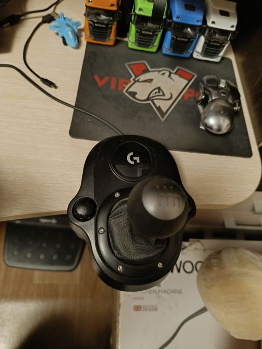 Продам Игровой руль и коробку передач LOGITECH