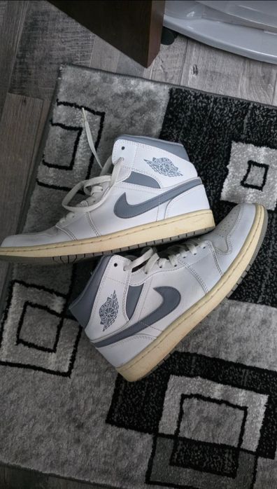 Jordan 1 mid neutral grey