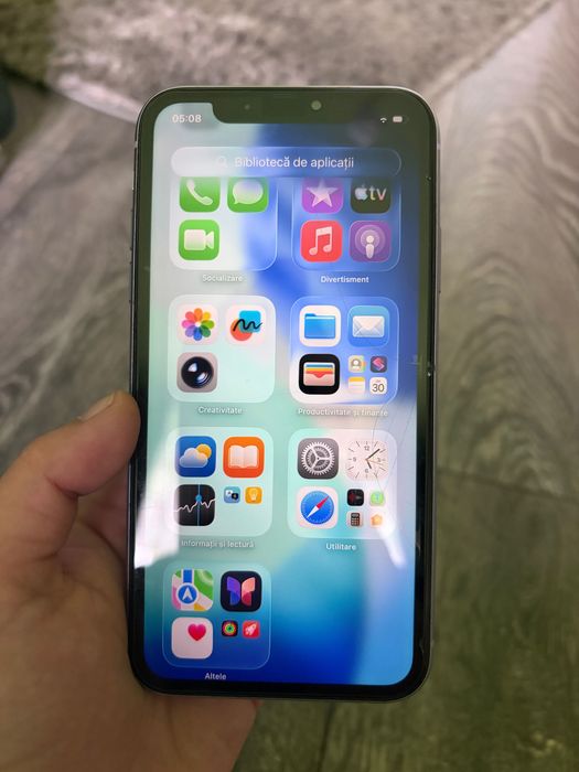 Vând iPhone 11 Purple în stare perfectă de funcționare. Prezintă mici zgârieturi remediabile, capacitate maximă a bateriei 71% și spatiu stocare 64 GB
