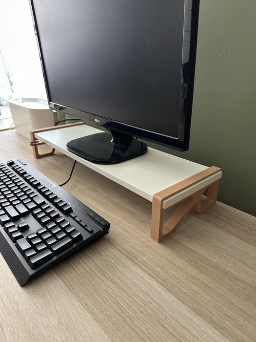 Повдигаща стойка за монитор