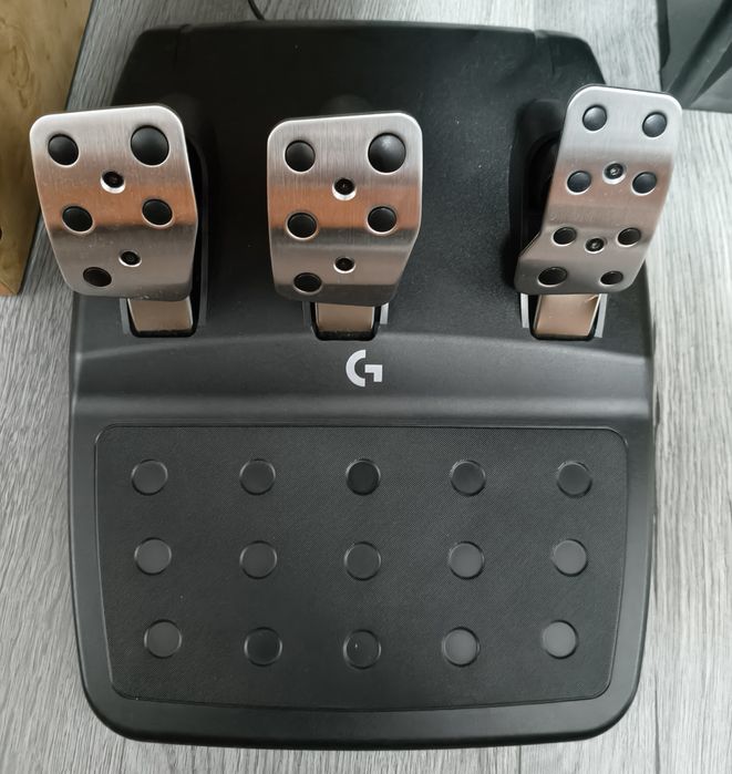 Vând Volan LOGITECH G923 si Schimbator de viteze LOGITECH pentru PS4/PS5/PC