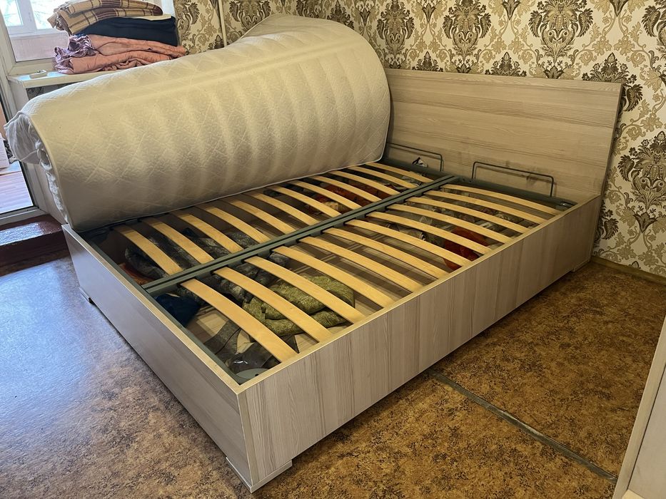 Кровать с матрасом