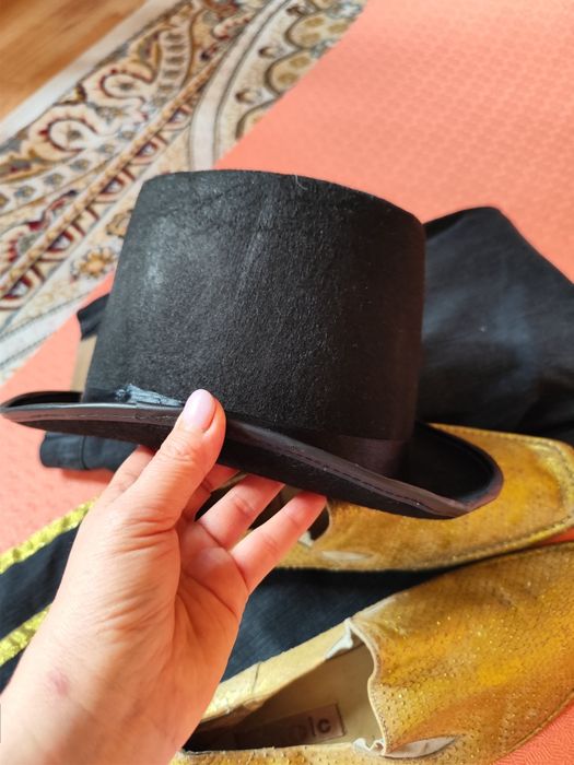 Брюки клёш, шляпа и туфли