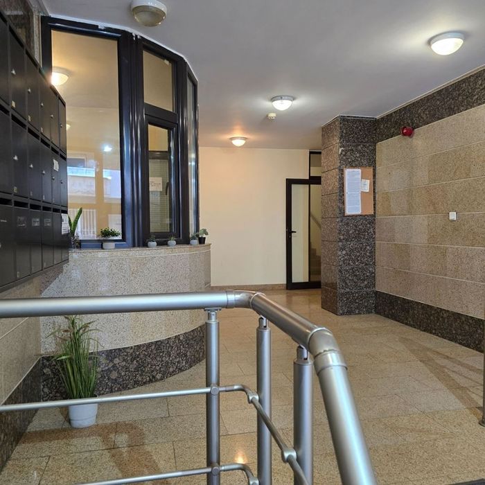 Офис до метро Джеймс Баучер – 2 стаи, южно, ниски разходи + гараж