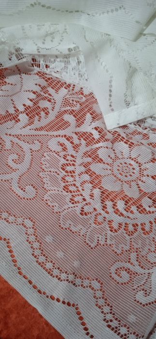 Подушки перовые, ковёр большойзанавески новые,бабина пряжи полушерстян