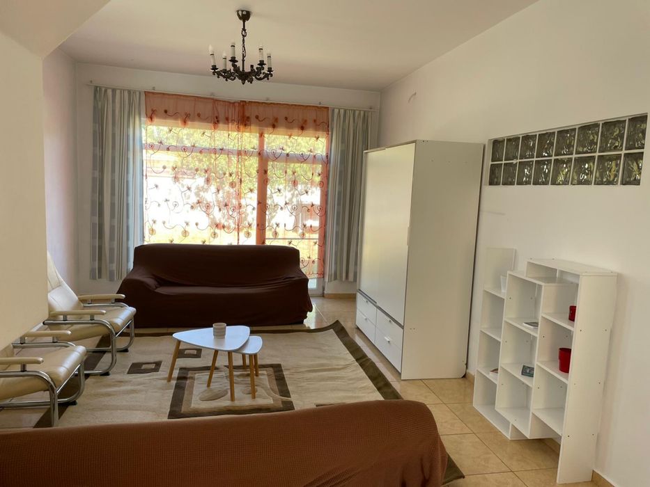 Proprietar inchiriez jumatate de duplex