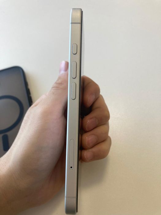 Айфон 16 в белом цвете