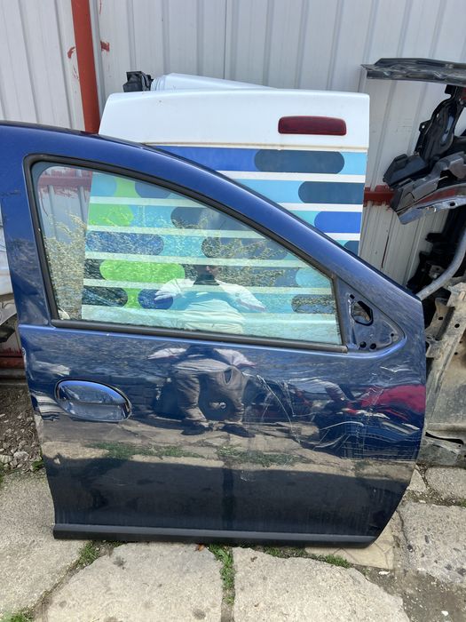 Vand usa dreapta fata Dacia Logan 2/Sandero/Mcv cu o avarie