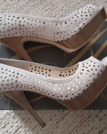 Pantof-sanda, crem  deschis, din piele intoarsa, brand Steve Madden