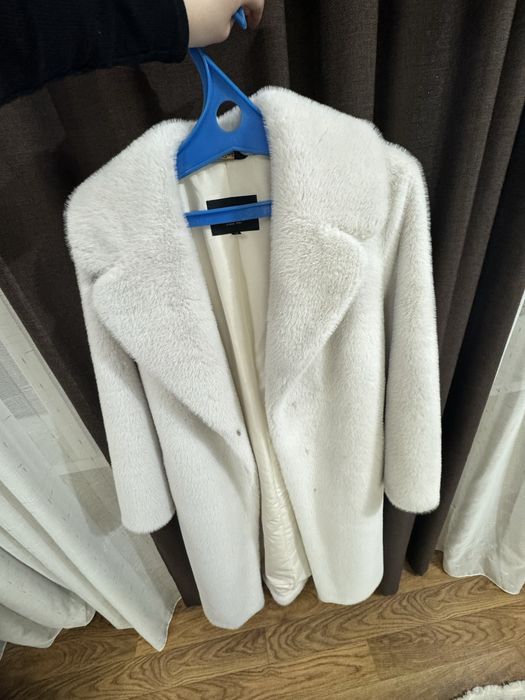 Шуба молочного цвета длинная