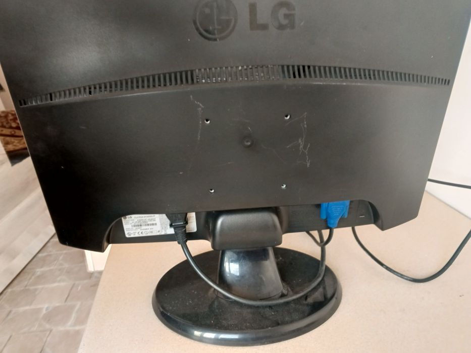 Монитор LG 21,5 дюйм работает
