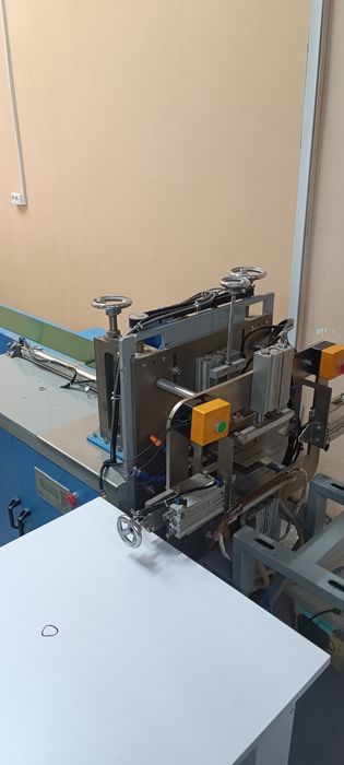 Salfetka upakovka qiladigan apparat