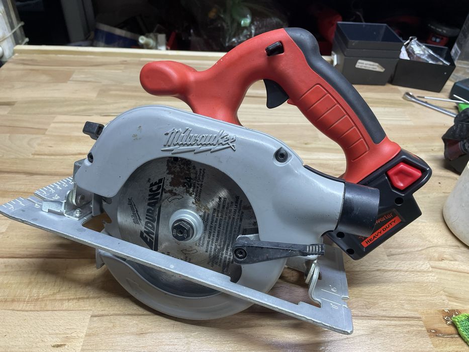 Vand circular Milwaukee V18CS impecabil