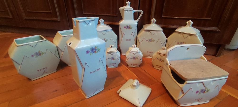 Порцеланови буркани за подправки. От два сервиза, за допълване.