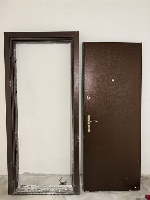 Продам входную дверь