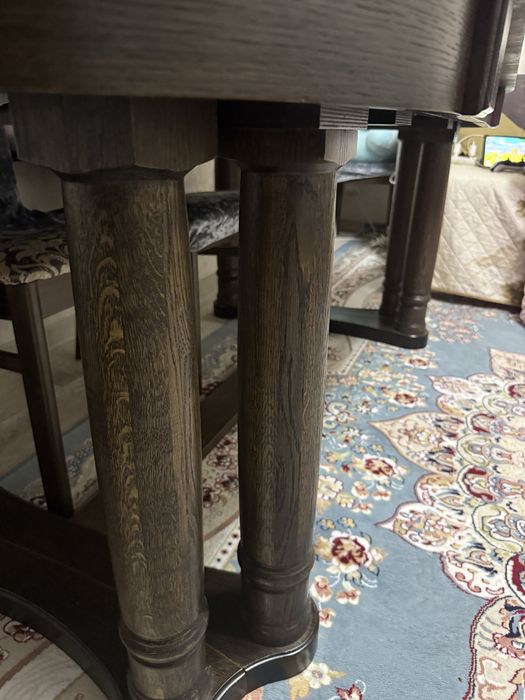 Продается гостинный стол со стульями