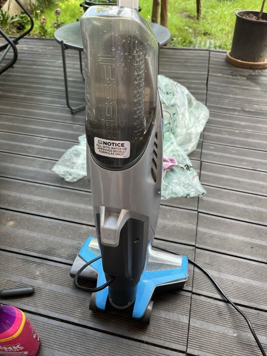 Aspirator vertical cu spalare Bissell Crosswave