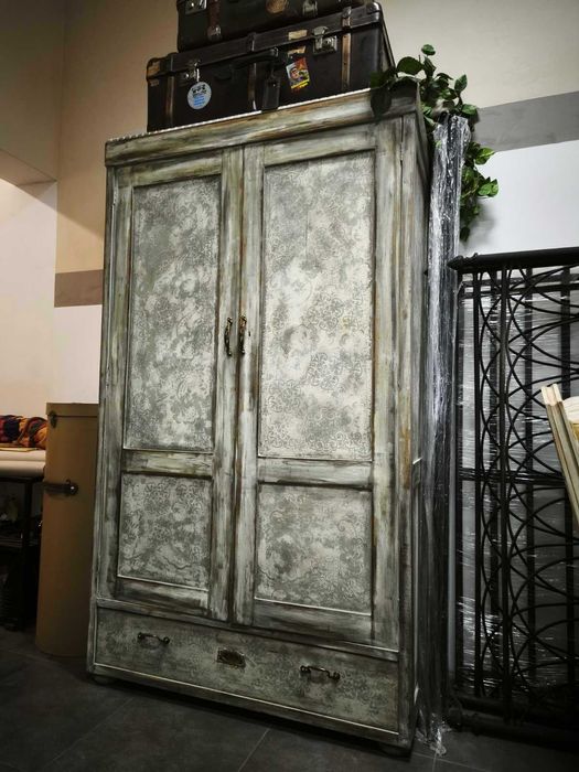 Ретро реновиран гардероб