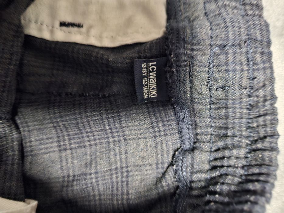 2 perechi de pantaloni pătați