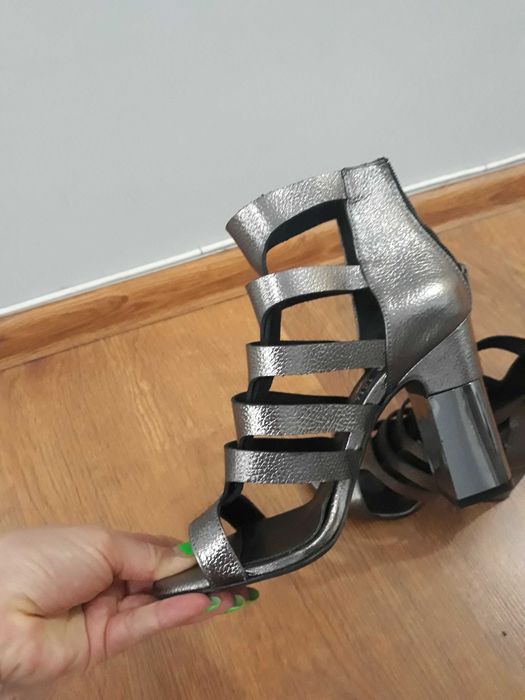 Сребристи сандали