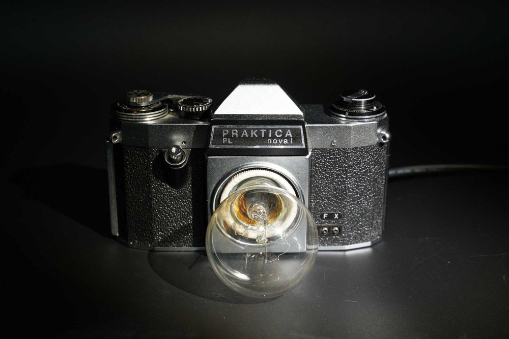 Lampă vintage din aparat foto Praktica SLR