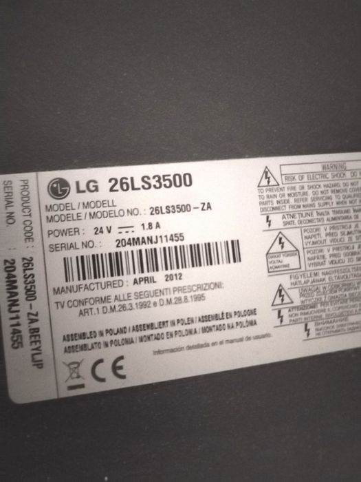 Телевизор LG със стойка за стена.