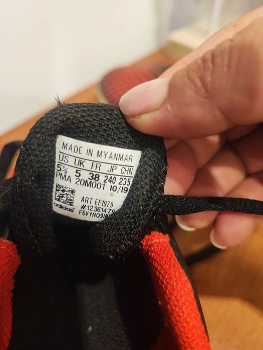 Adidași roșu cu negru noi fără eticheta