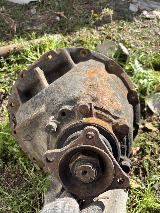 Редуктор вместе с полуосью