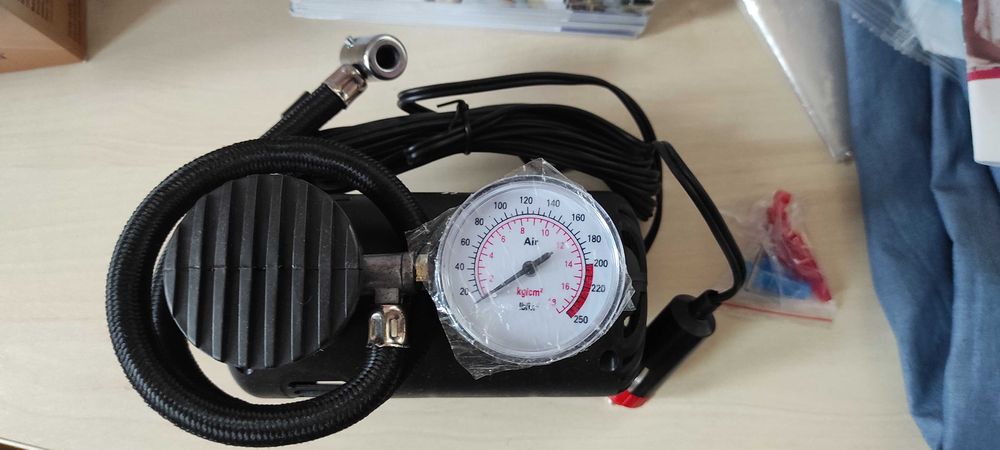 Преносим компресор за помпене на гуми