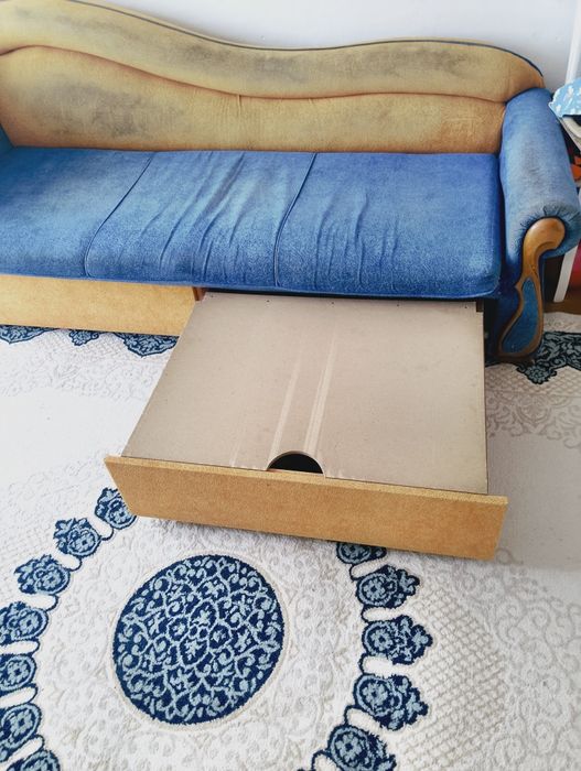 Продам диван в центре города