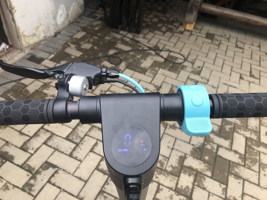 Trotineta electrica pm350 20 km pentru copii far led fata si stop pe spate totul este functional doar ca la inceput scartaie 10secunde fara incarcator