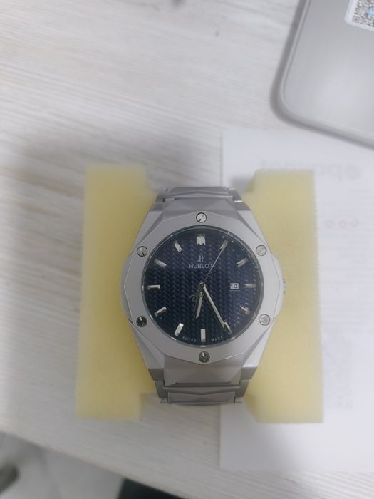 Hublot soat sotiladi