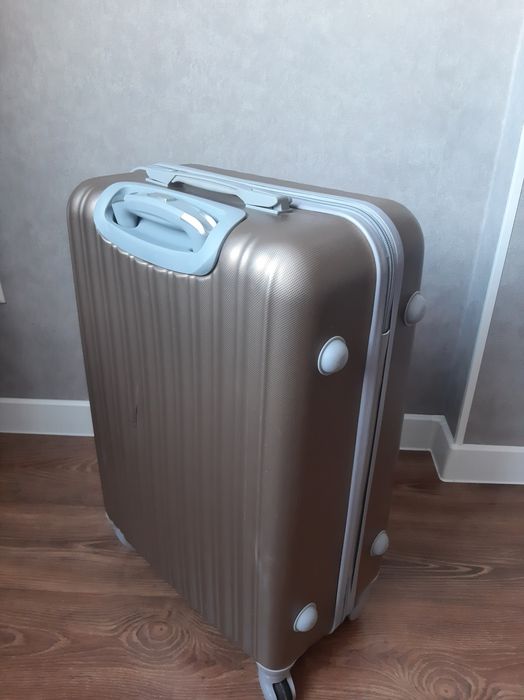 Чемодан среднего размера "М".