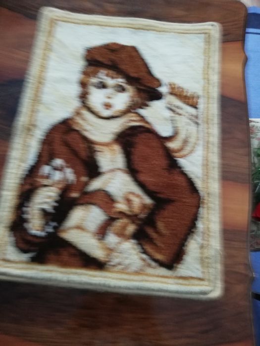 Baiat si fetita pe covor tesut
