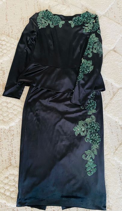 Costum elegant cu fustă, din catifea cu aplicații de paiete verzi