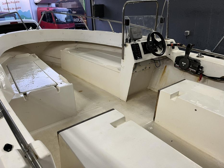 Лодка с мотор и колесар