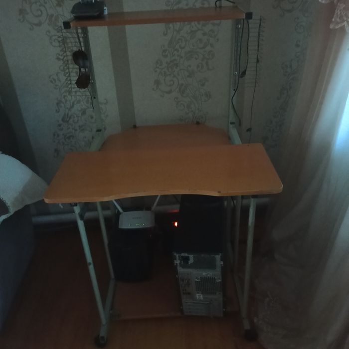 Продам компьютерный столик б/у