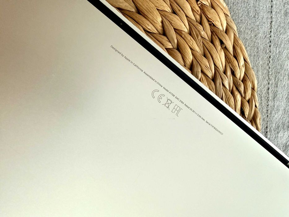 Macbook Pro Mid 2017 / Intel Core i5 2.3GHz / 8GB / 128GB SSD / MacOS Sequoia 15.7.5